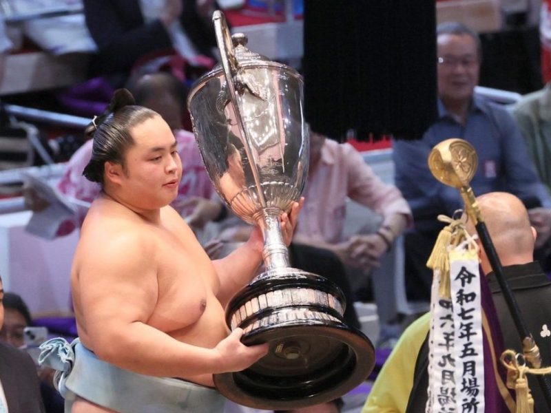 Kotoshōhō Claims Maiden Title in Dramatic Nagoya Finish as Eyes Turn to Historic Class of&nbsp;Newcomers
